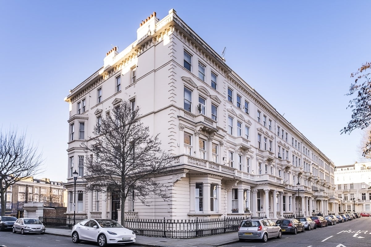 Flat Earl's Court Square in Greater London