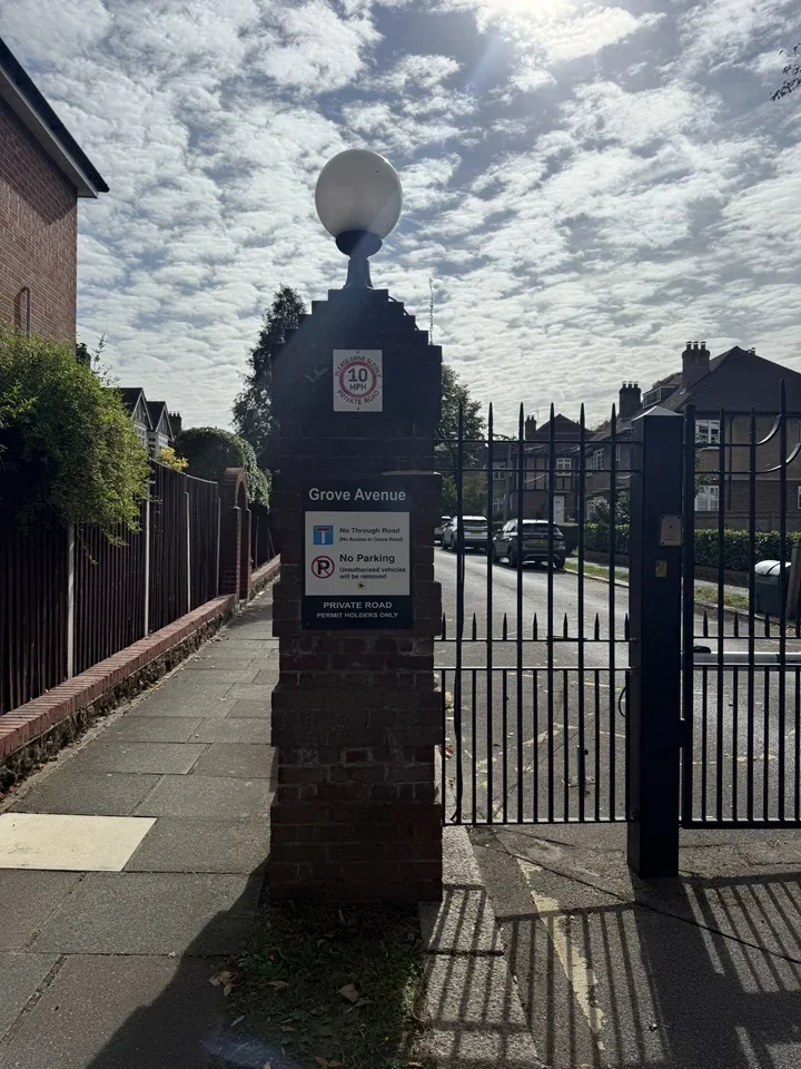 Flat Grove Avenue in Greater London
