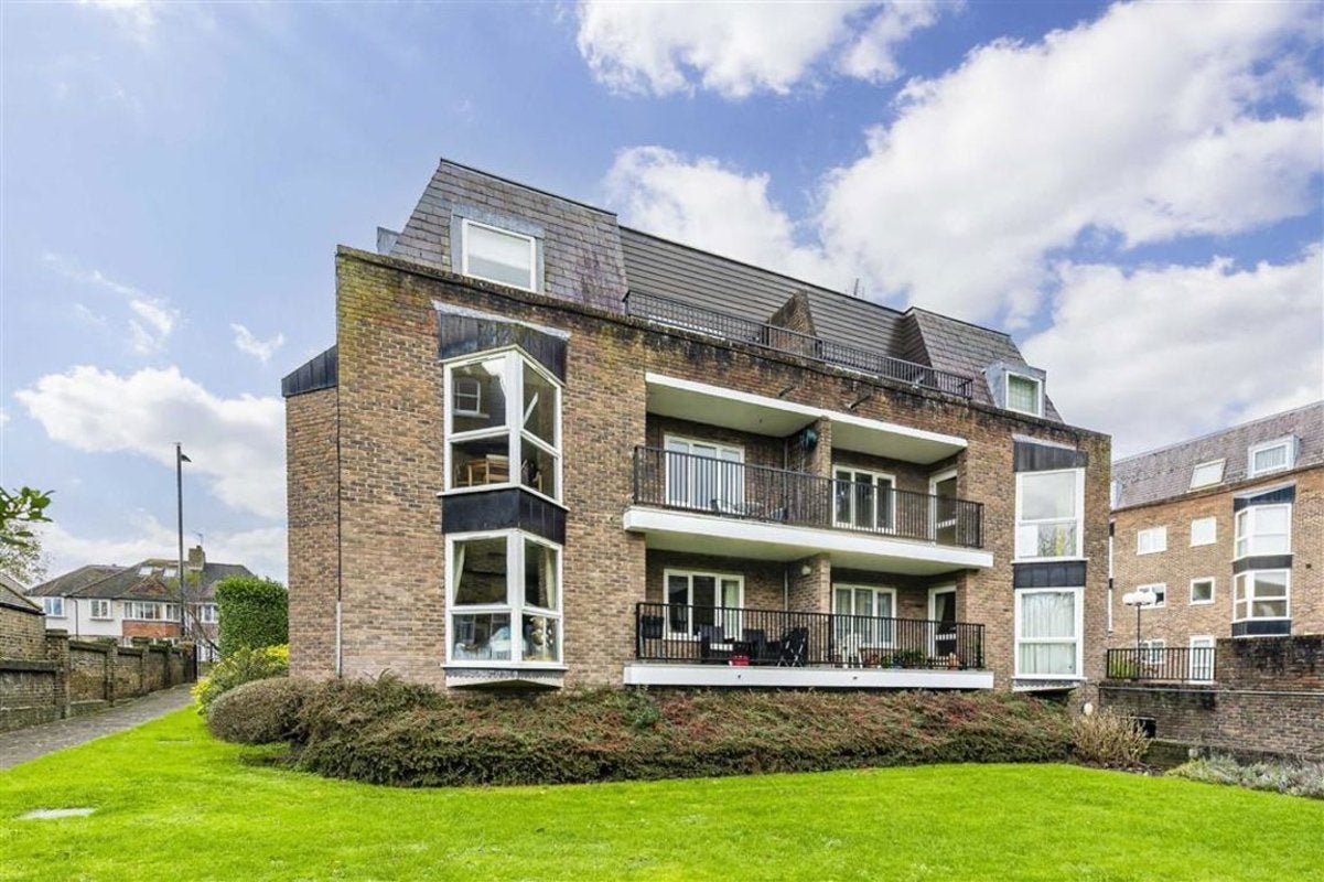 Flat Twickenham Road in Greater London