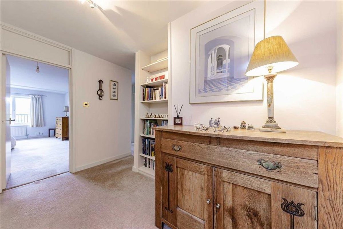 Flat Twickenham Road in Greater London