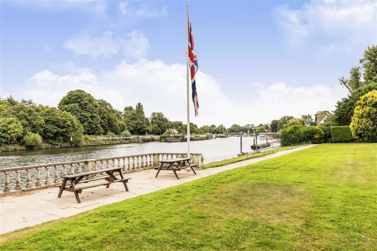 Flat Twickenham Road in Greater London