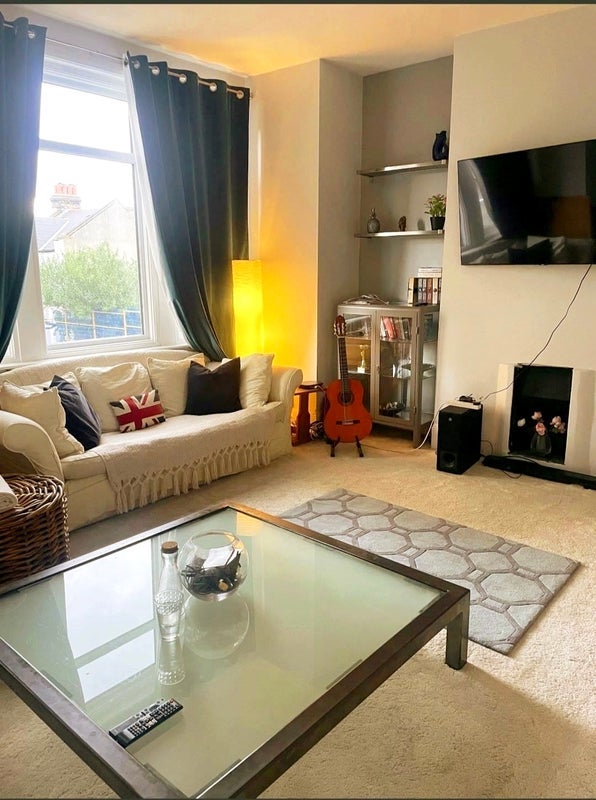 Room Grantham Road in Greater London