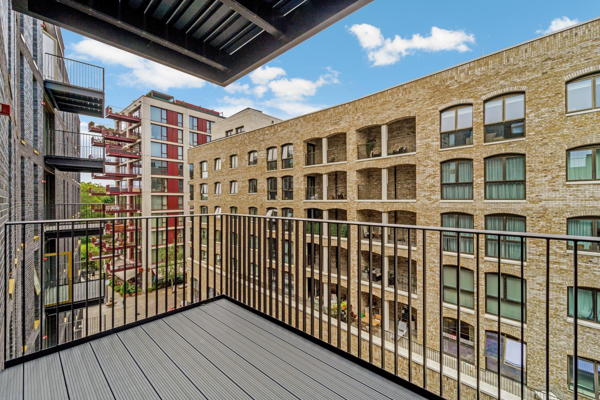 Flat Bradshaw Yard in Greater London