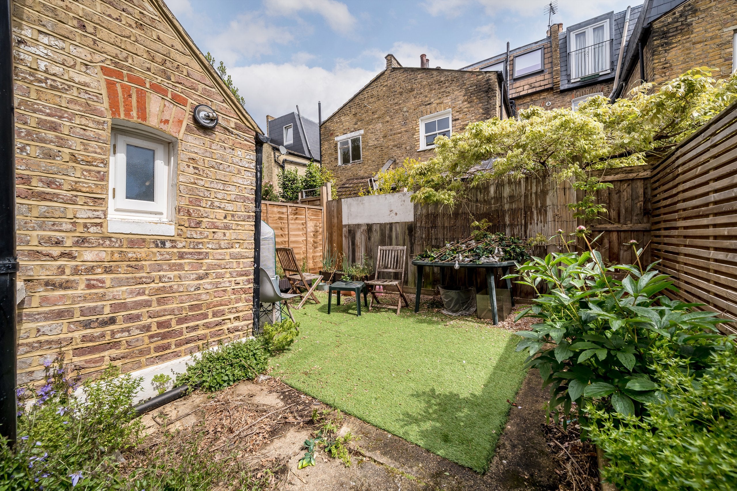 Flat Holyport Road in Greater London