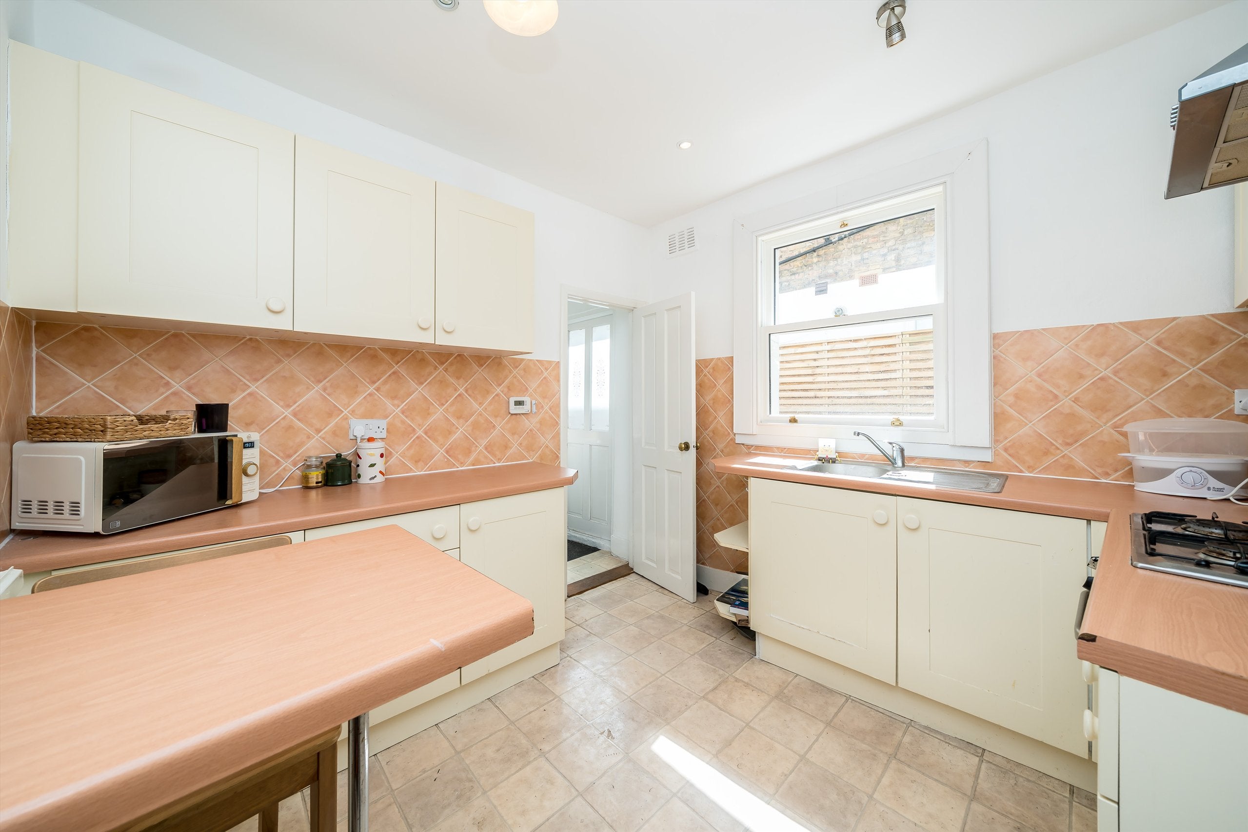 Flat Holyport Road in Greater London
