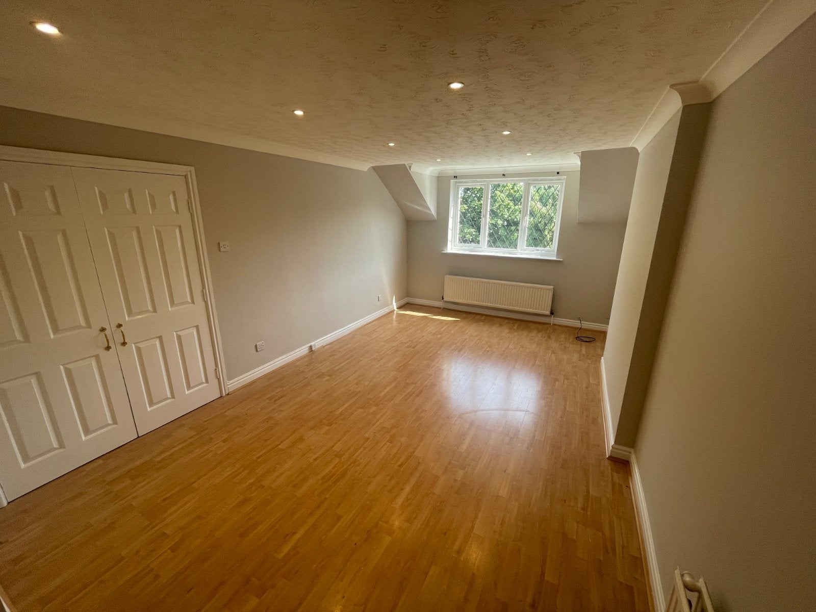 Flat Highthorne Court in Leeds