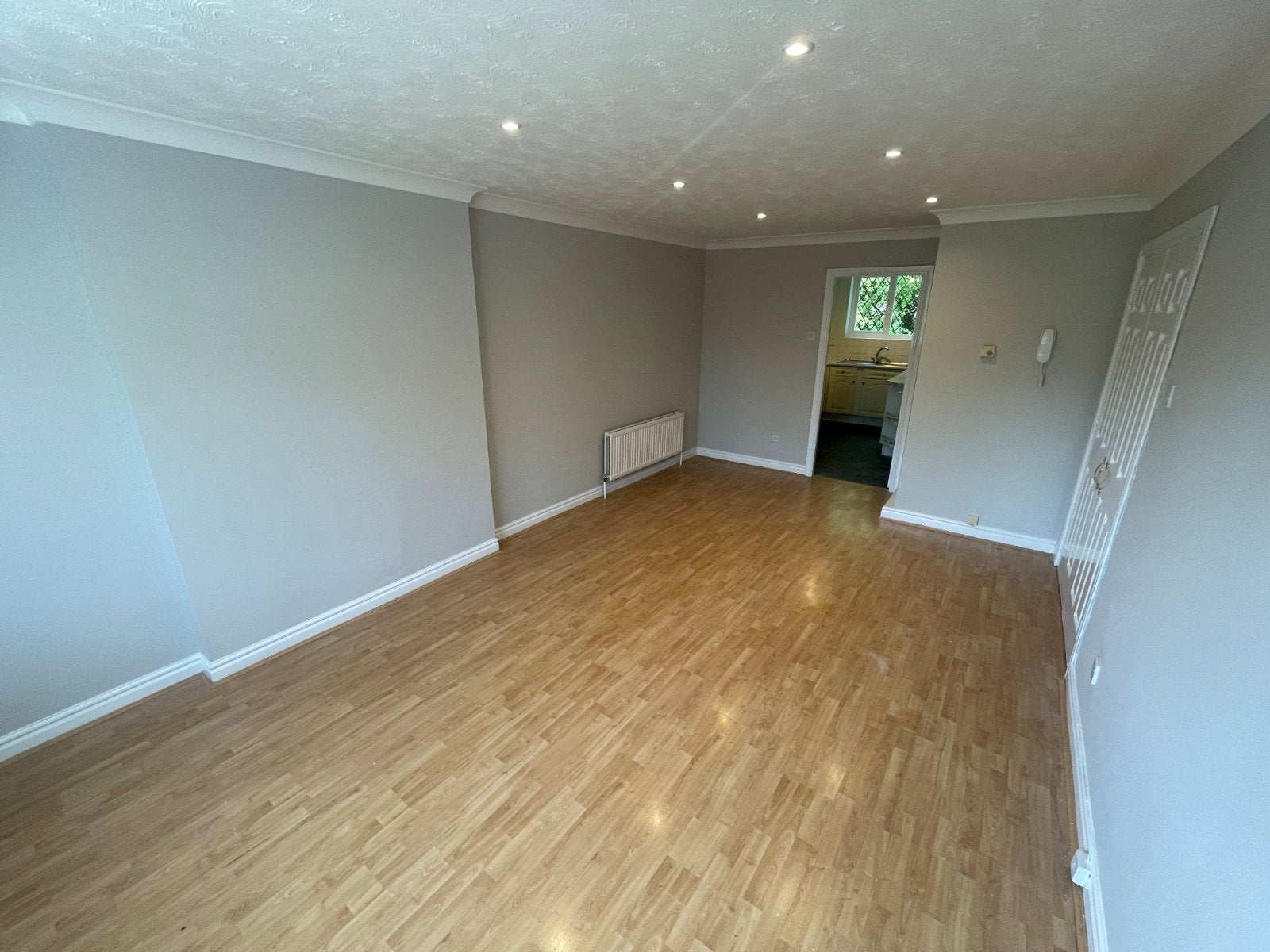 Flat Highthorne Court in Leeds