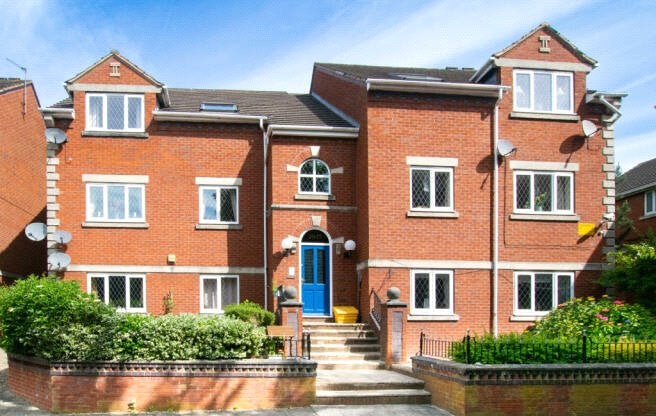Flat Highthorne Court in Leeds