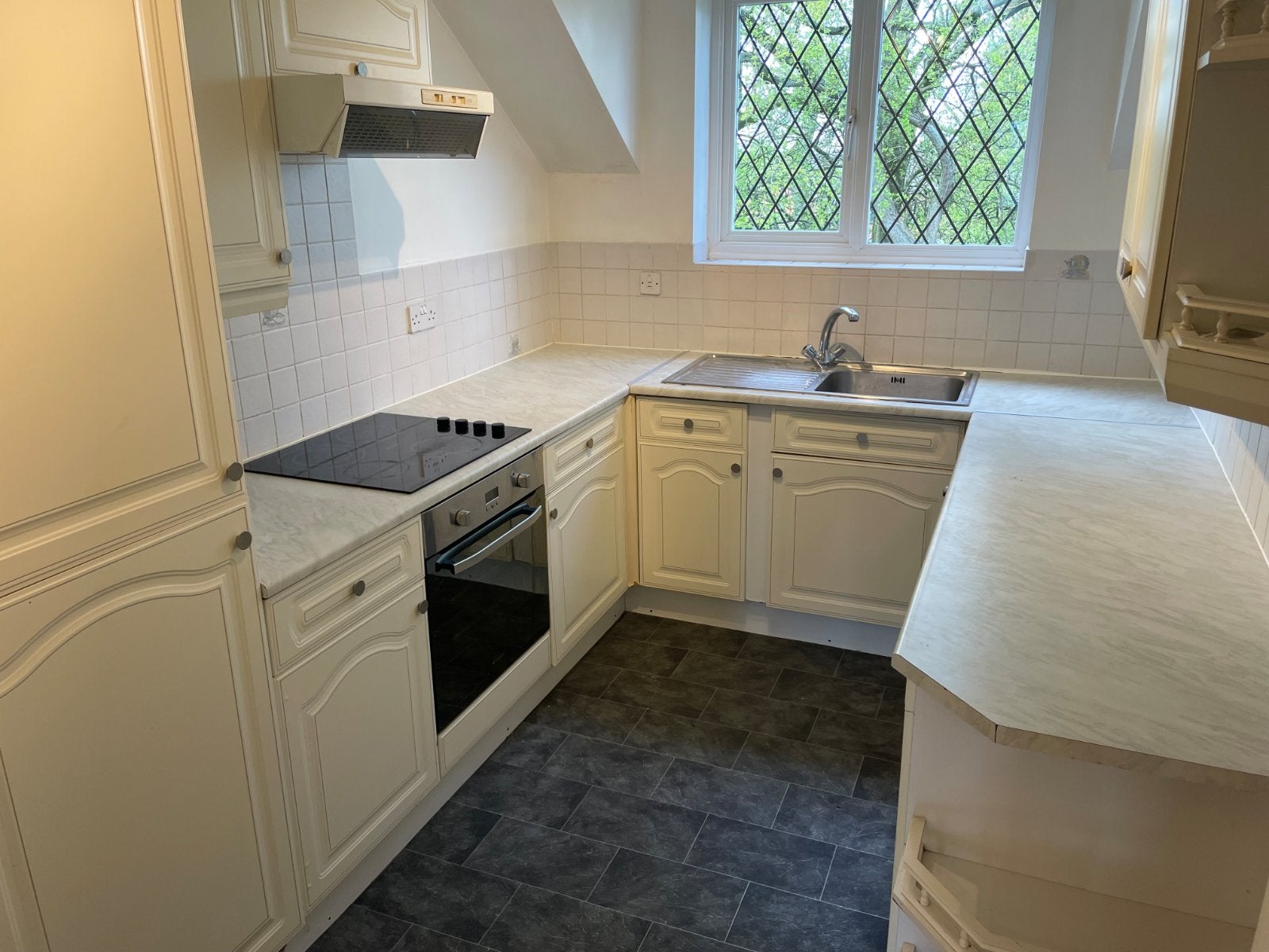 Flat Highthorne Court in Leeds