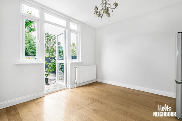 House Rosslyn Avenue in London