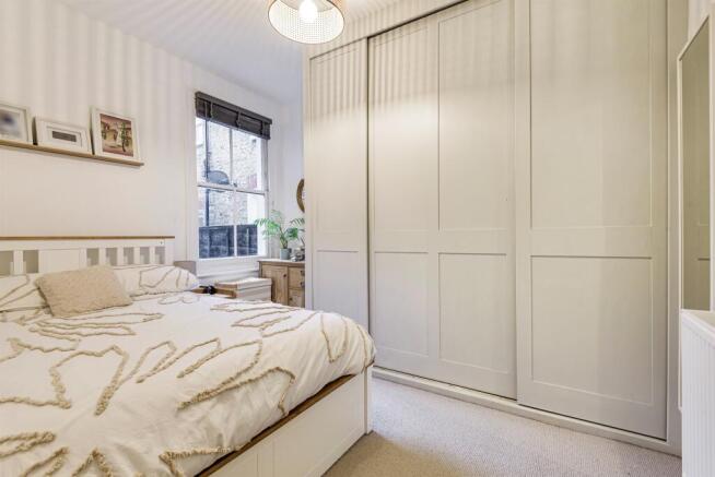 Flat Vanderbilt Road in Greater London