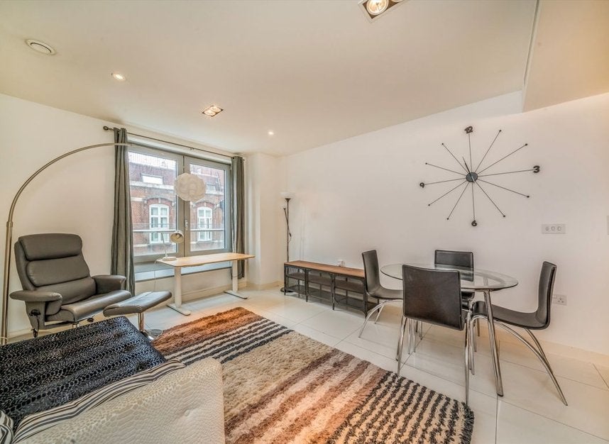 Flat Longford Street in Greater London