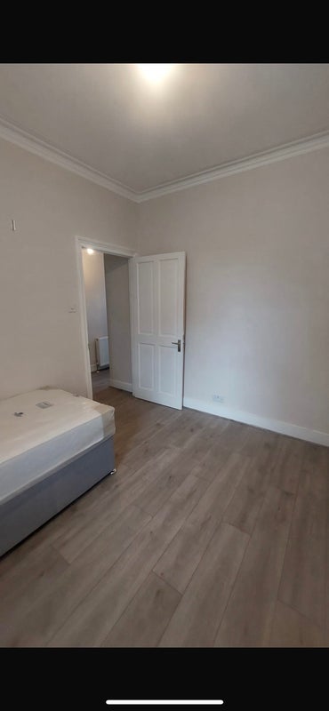 Room Chobham Road in Greater London