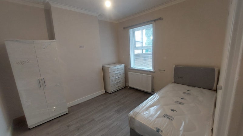 Room Chobham Road in Greater London