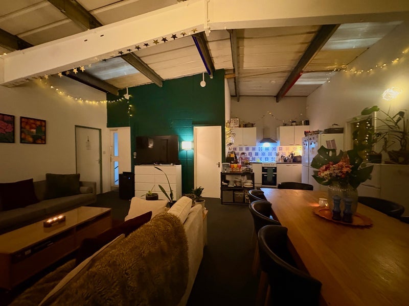 Room Grosvenor Way in Greater London