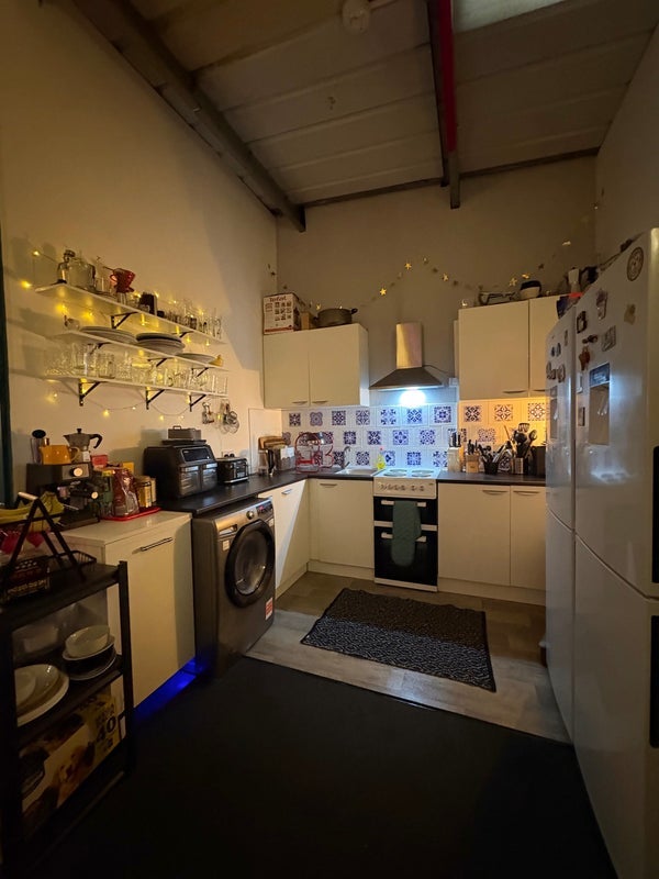 Room Grosvenor Way in Greater London