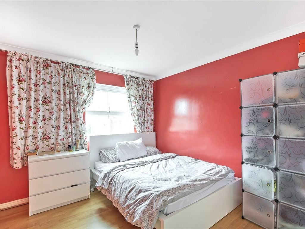 Flat Crispin Way in Greater London