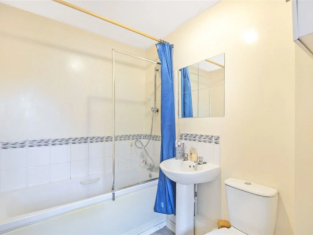 Flat Crispin Way in Greater London