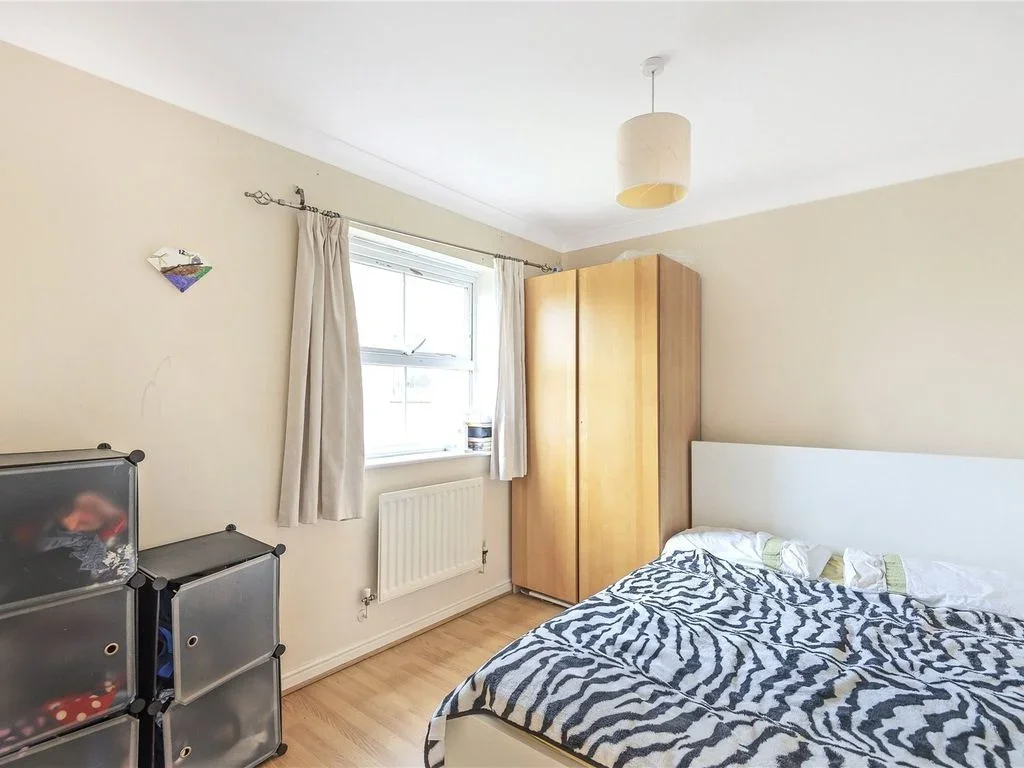 Flat Crispin Way in Greater London