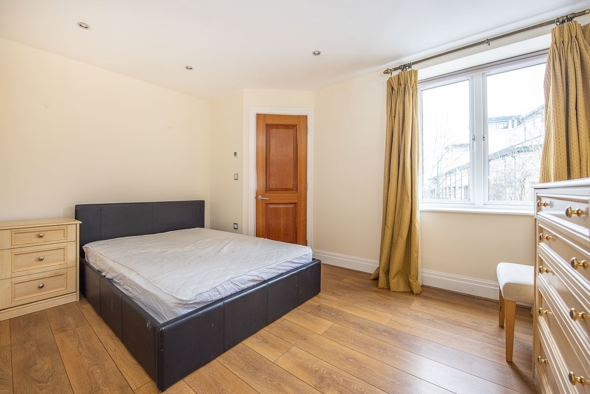 Flat Strand Drive in Greater London