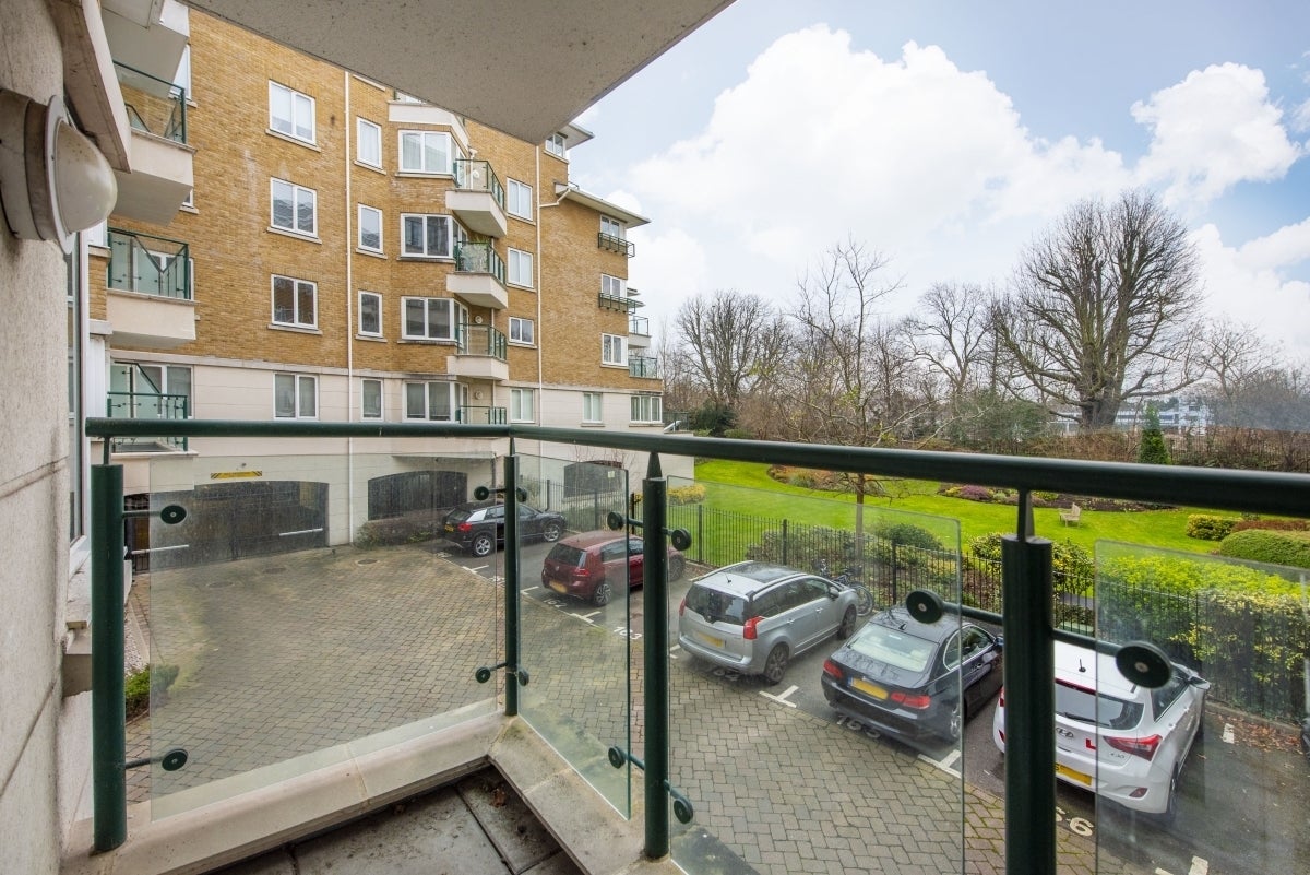 Flat Strand Drive in Greater London