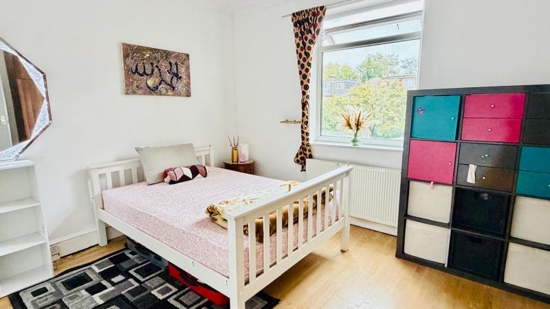 Room Pulleyns Avenue in Greater London
