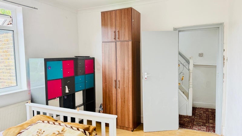 Room Pulleyns Avenue in Greater London