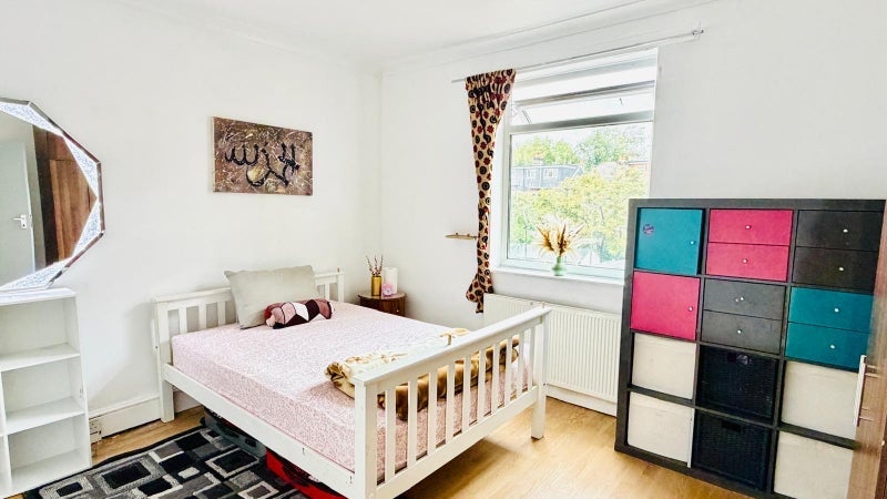 Room Pulleyns Avenue in Greater London