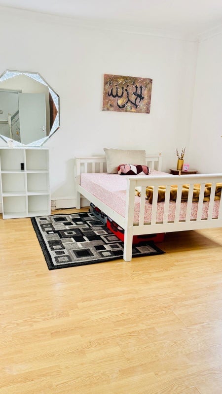 Room Pulleyns Avenue in Greater London