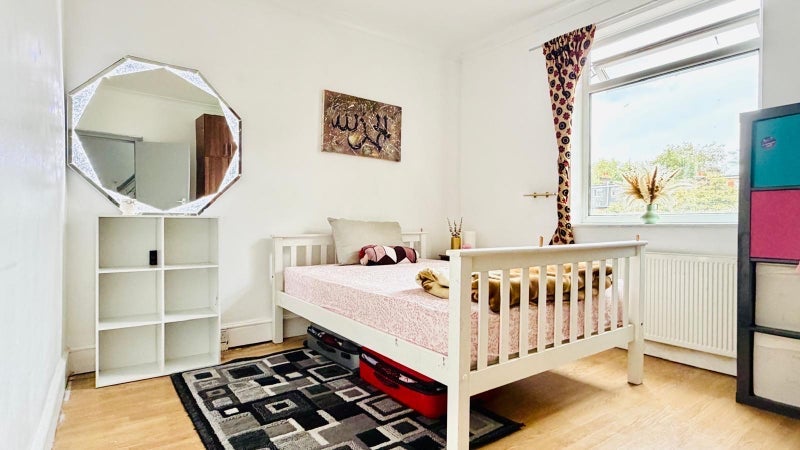 Room Pulleyns Avenue in Greater London
