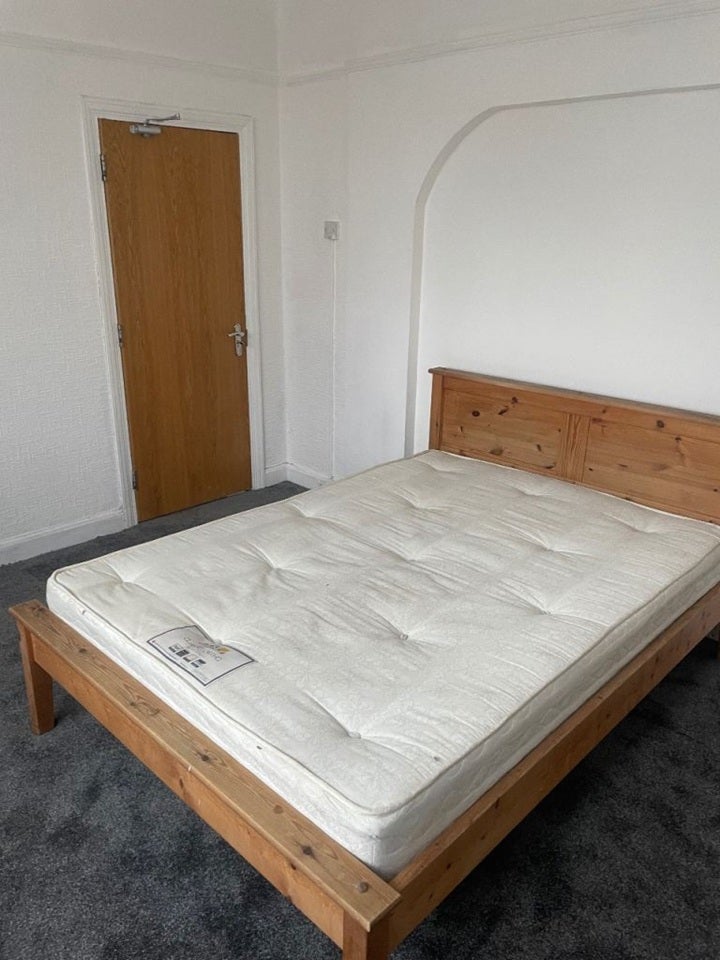 Room Pretoria Road North in Greater London
