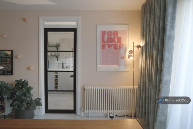 Flat Maple Mews in Greater London