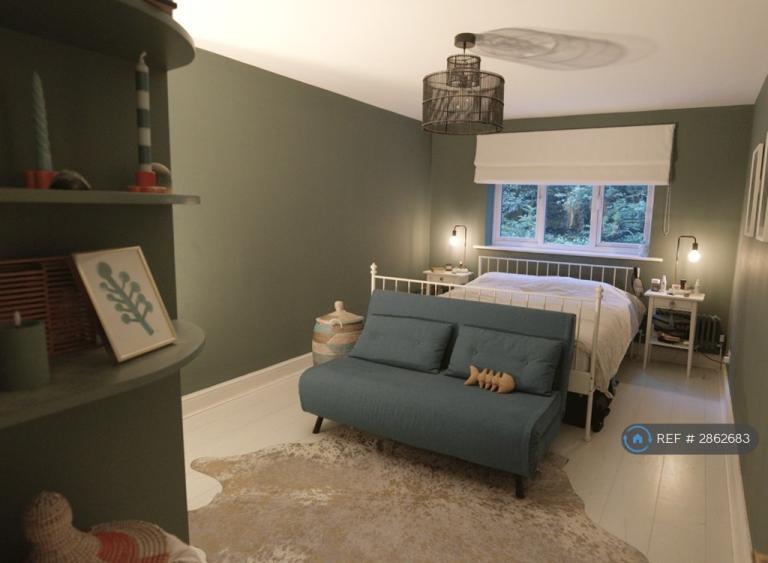 Flat Maple Mews in Greater London