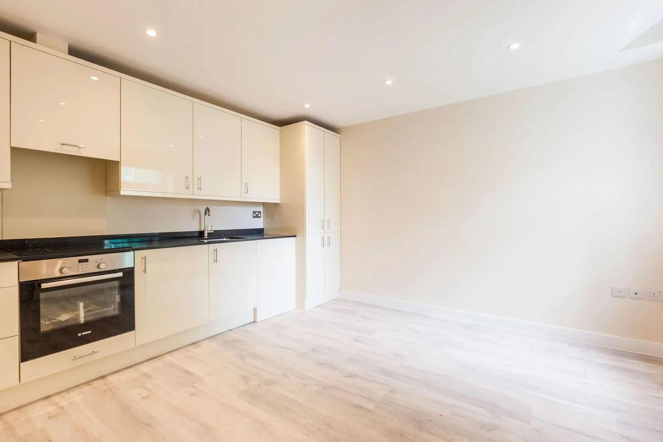 Flat Beehive Place in Greater London