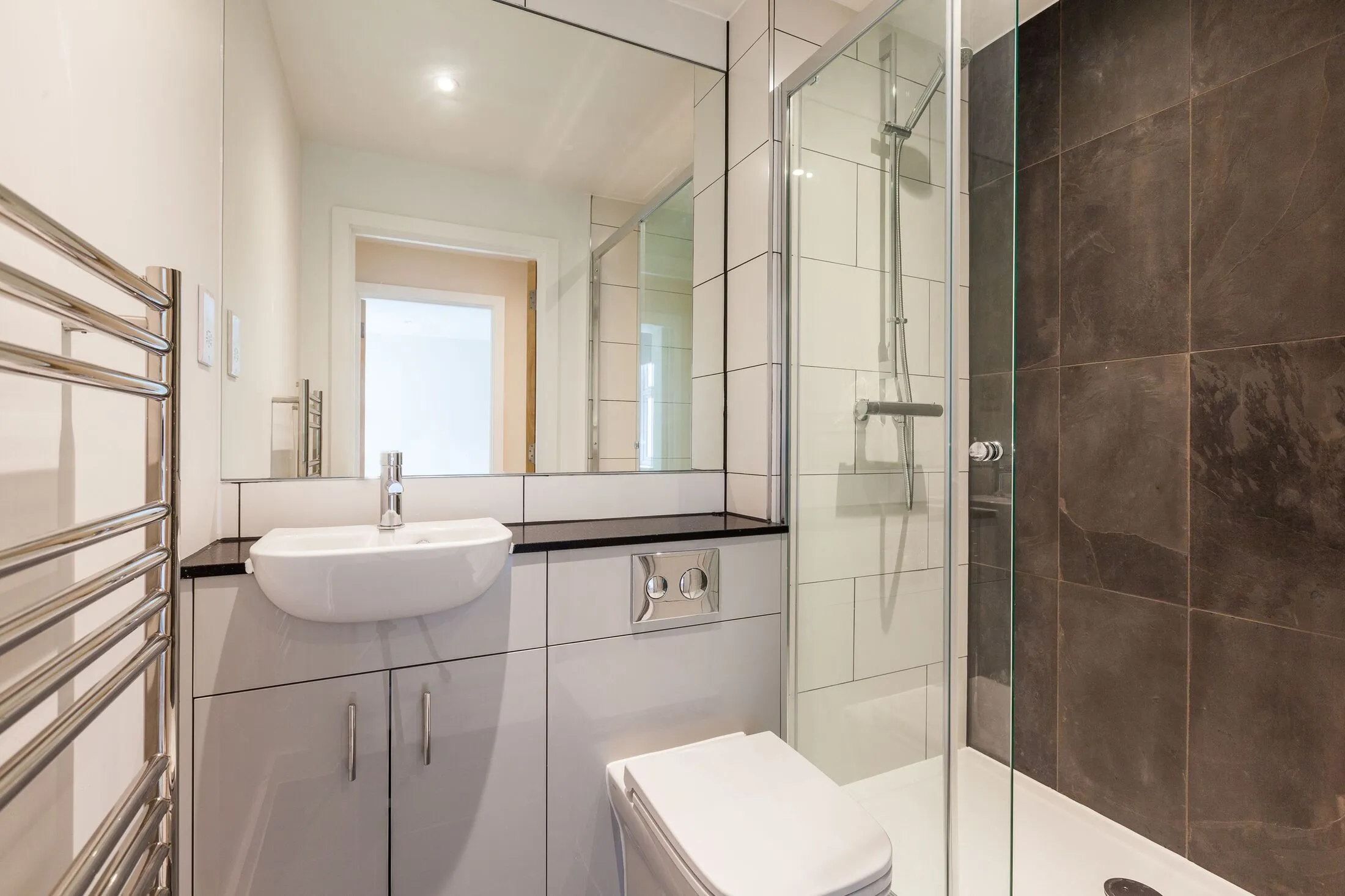 Flat Beehive Place in Greater London
