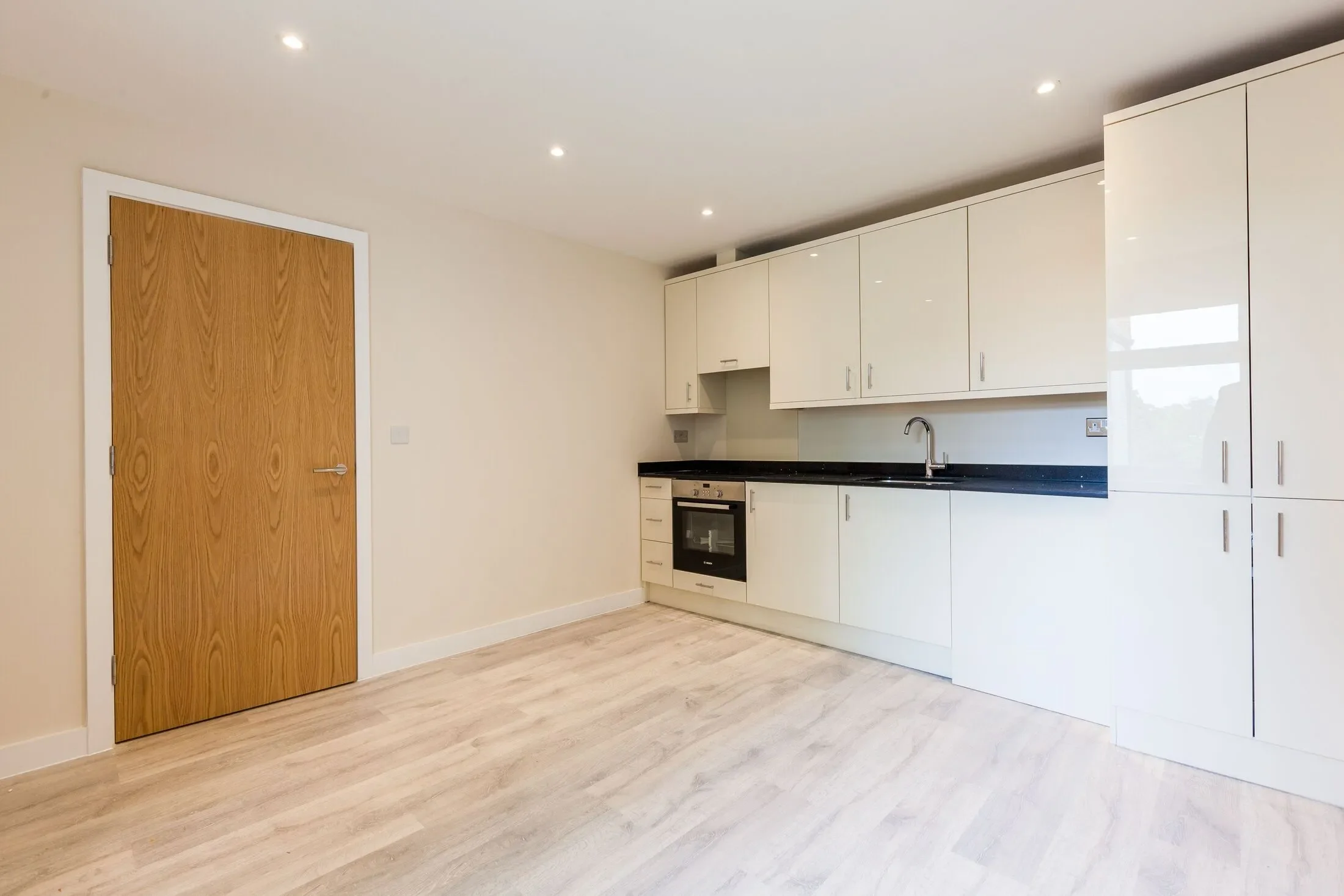 Flat Beehive Place in Greater London