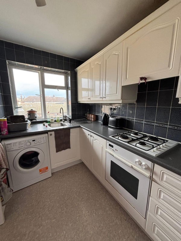 Room Heathfield Road in Greater London