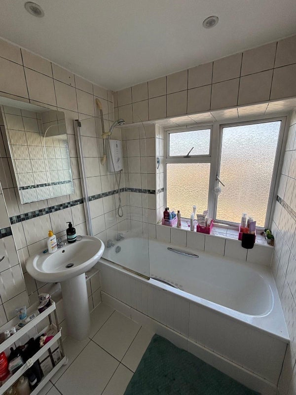 Room Heathfield Road in Greater London