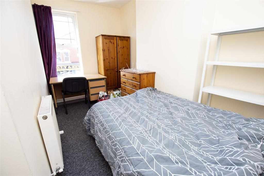 Flat Raddlebarn Road in Birmingham