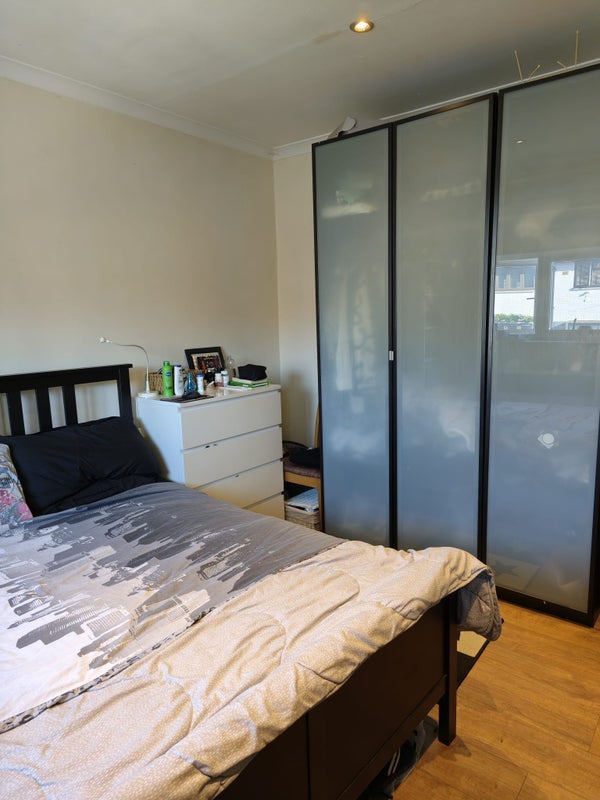 Room Angles Road in Greater London