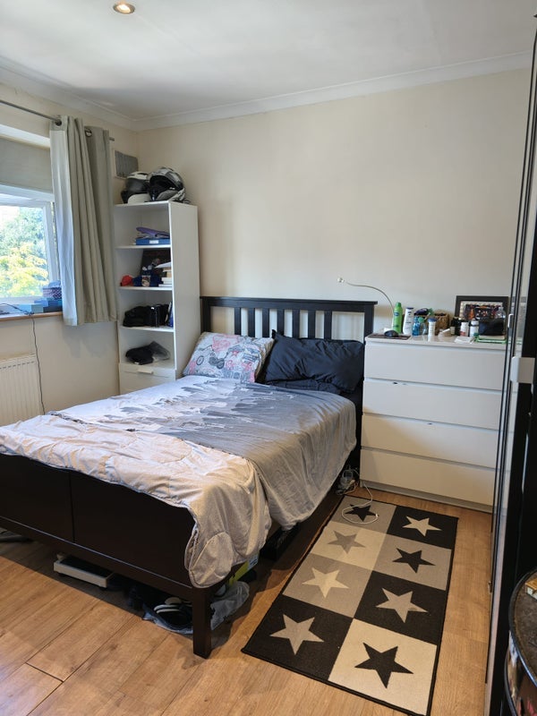Room Angles Road in Greater London
