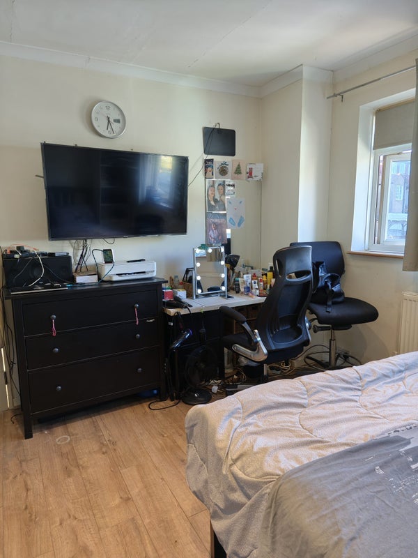 Room Angles Road in Greater London