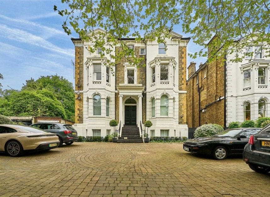 Flat Queen's Road in Greater London