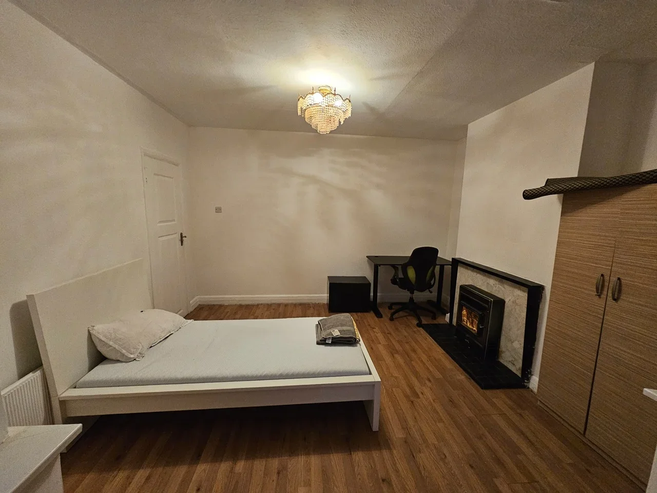 Room Hampden Way in Greater London