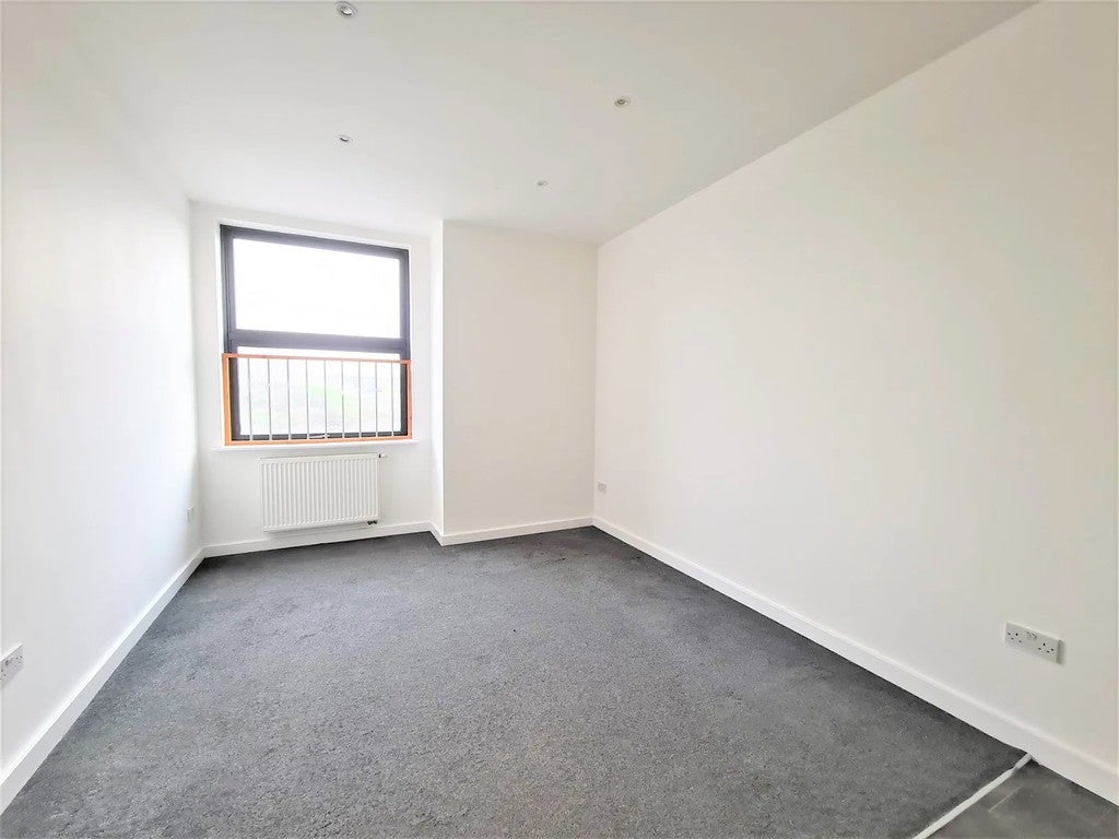 Flat North Circular Road in Greater London