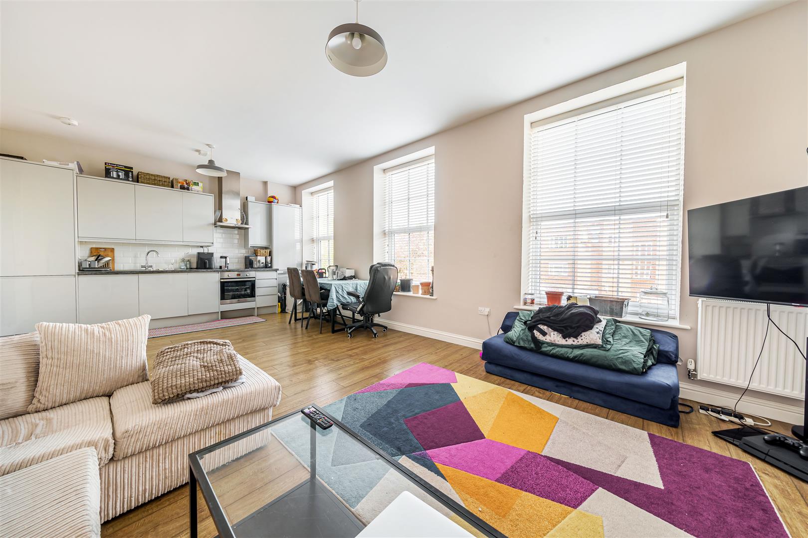 Flat Manor Drive North in Greater London