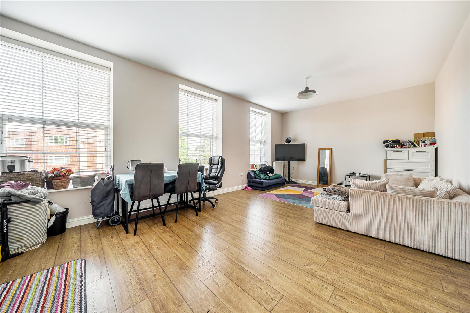 Flat Manor Drive North in Greater London