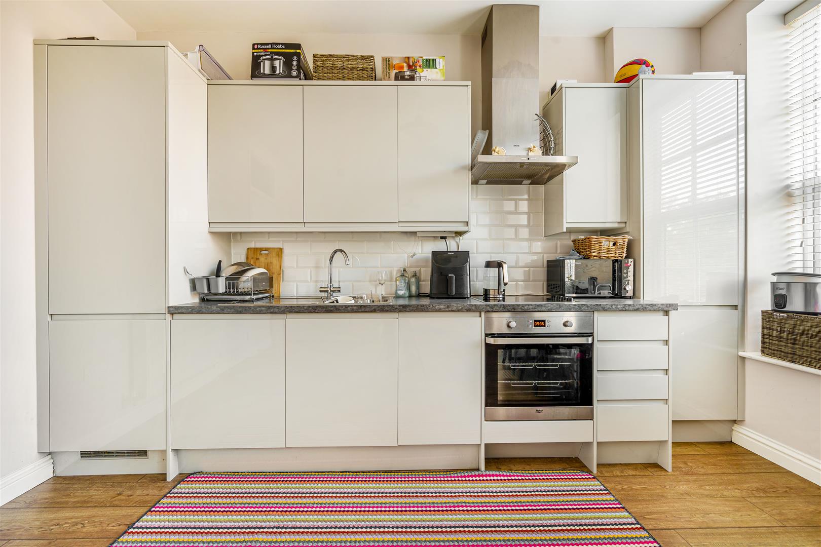 Flat Manor Drive North in Greater London