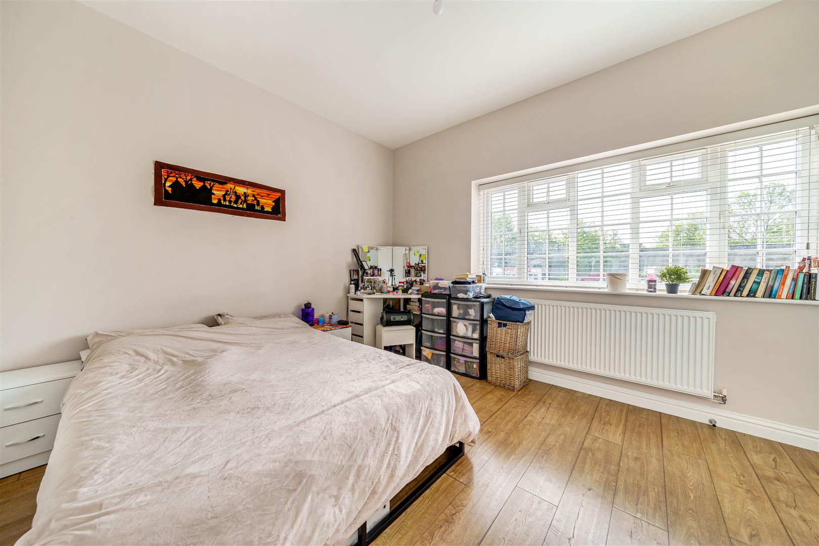 Flat Manor Drive North in Greater London