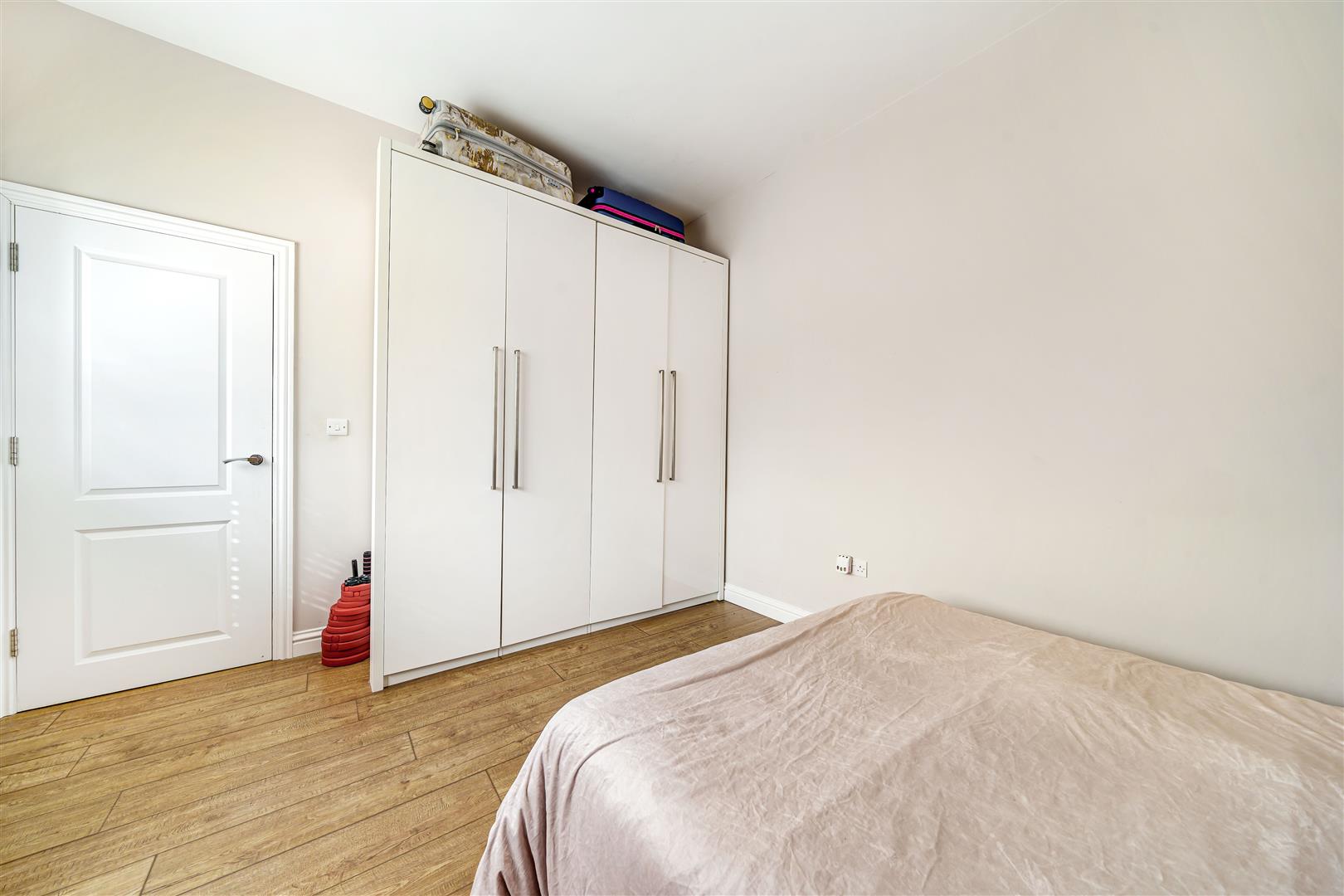 Flat Manor Drive North in Greater London